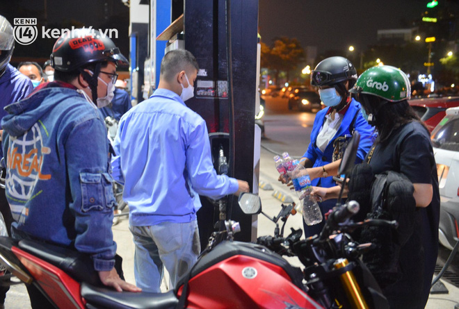 Hàng loạt cây xăng ở Hà Nội thất thủ” vì dự đoán giá xăng tăng, người dân rồng rắn mang theo cả can đi mua-15