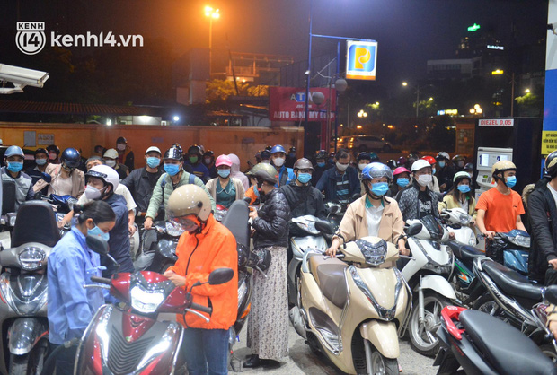 Hàng loạt cây xăng ở Hà Nội thất thủ” vì dự đoán giá xăng tăng, người dân rồng rắn mang theo cả can đi mua-7