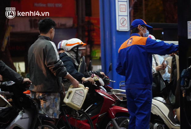 Hàng loạt cây xăng ở Hà Nội thất thủ” vì dự đoán giá xăng tăng, người dân rồng rắn mang theo cả can đi mua-6