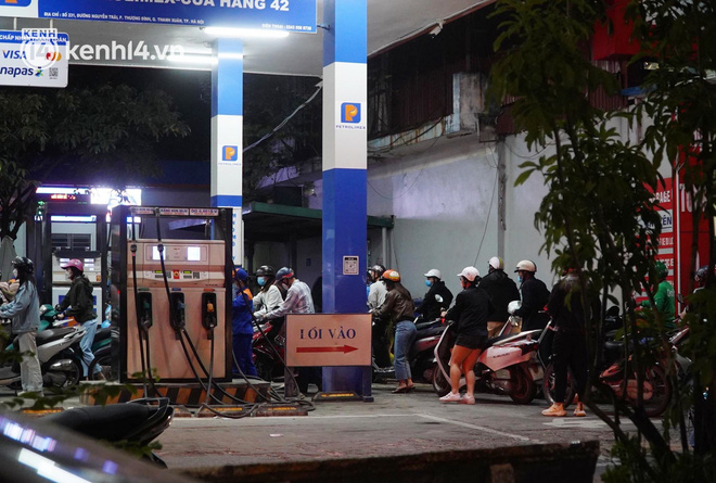 Hàng loạt cây xăng ở Hà Nội thất thủ” vì dự đoán giá xăng tăng, người dân rồng rắn mang theo cả can đi mua-20