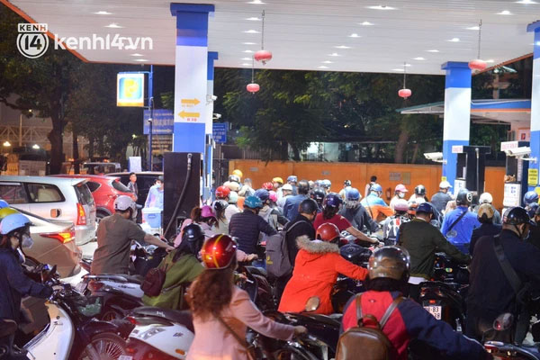 Pin xe điện bất ngờ phát nổ rồi bốc cháy dữ dội tại của hàng sửa xe-1