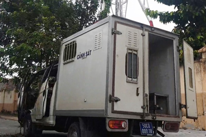 Xe chở phạm nhân bốc cháy ở TP.HCM-1