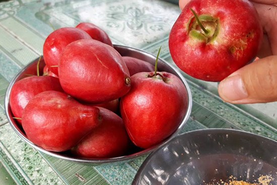 Quả lạ đỏ như son: Món ăn vặt mới, chị em lùng mua