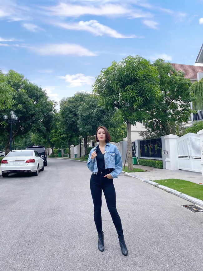 Hồng Diễm nhiều lần diện đồ xì tin nhưng nhờ nhan sắc trẻ trung mà không bị lạc quẻ-8