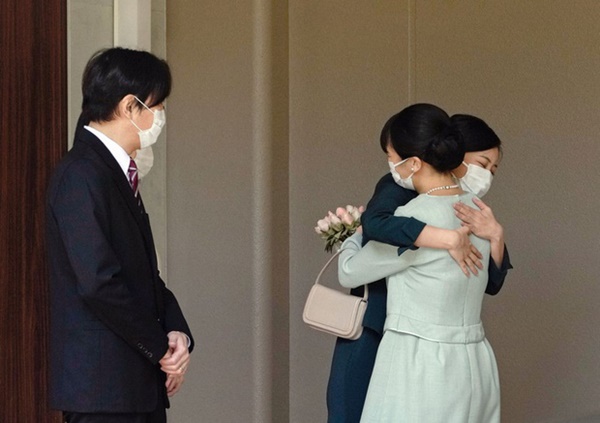 Công chúa Nhật Bản không váy cưới nghẹn ngào chào cha mẹ, cúi đầu trước dân chúng, một mình rời khỏi nhà trong ngày hôn lễ-1