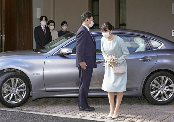 Công chúa Nhật Bản không váy cưới nghẹn ngào chào cha mẹ, cúi đầu trước dân chúng, một mình rời khỏi nhà trong ngày hôn lễ-4