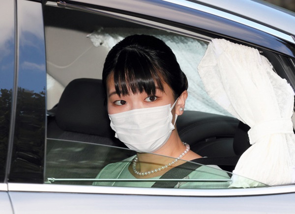 Công chúa Nhật Bản không váy cưới nghẹn ngào chào cha mẹ, cúi đầu trước dân chúng, một mình rời khỏi nhà trong ngày hôn lễ-5