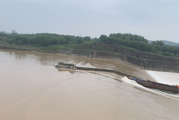 NÓNG: Đoàn cán bộ Sở Giao thông vận tải Quảng Trị gặp nạn trên sông Thạch Hãn-1