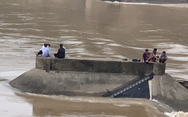 NÓNG: Đoàn cán bộ Sở Giao thông vận tải Quảng Trị gặp nạn trên sông Thạch Hãn-2