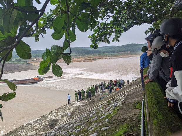 NÓNG: Đoàn cán bộ Sở Giao thông vận tải Quảng Trị gặp nạn trên sông Thạch Hãn-3