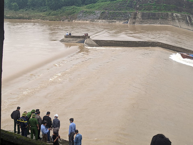 NÓNG: Đoàn cán bộ Sở Giao thông vận tải Quảng Trị gặp nạn trên sông Thạch Hãn-4