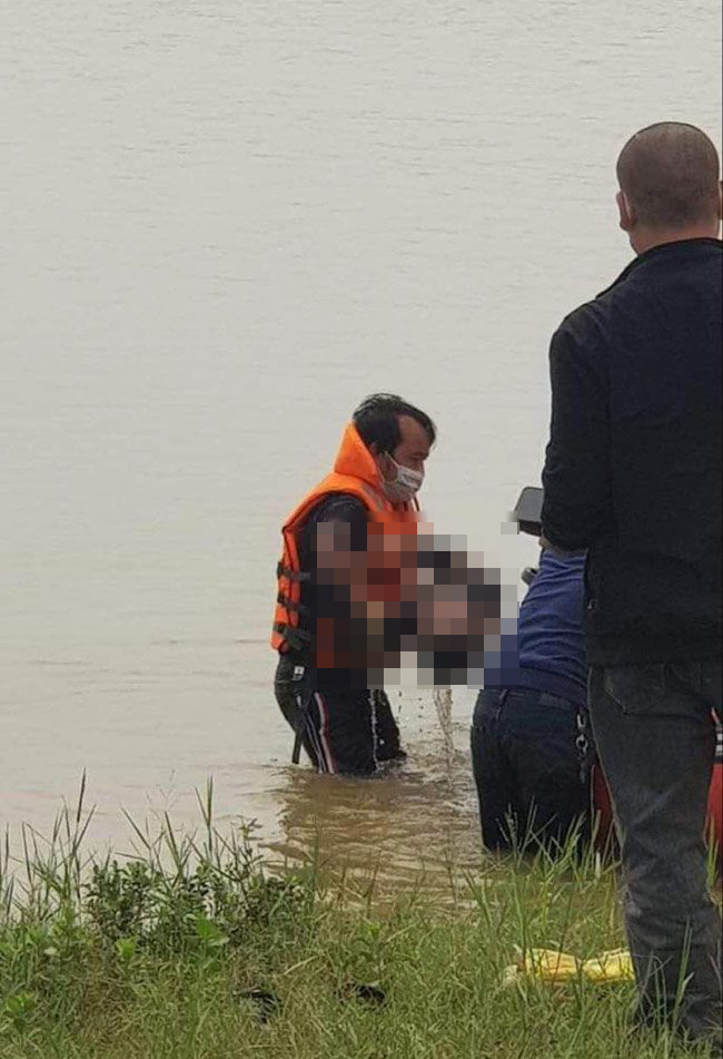 Hiện trường tìm thấy thi thể bé trai 8 tuổi dưới sông sau 2 ngày mất tích khi chơi bóng cùng bạn ở Nghệ An-1