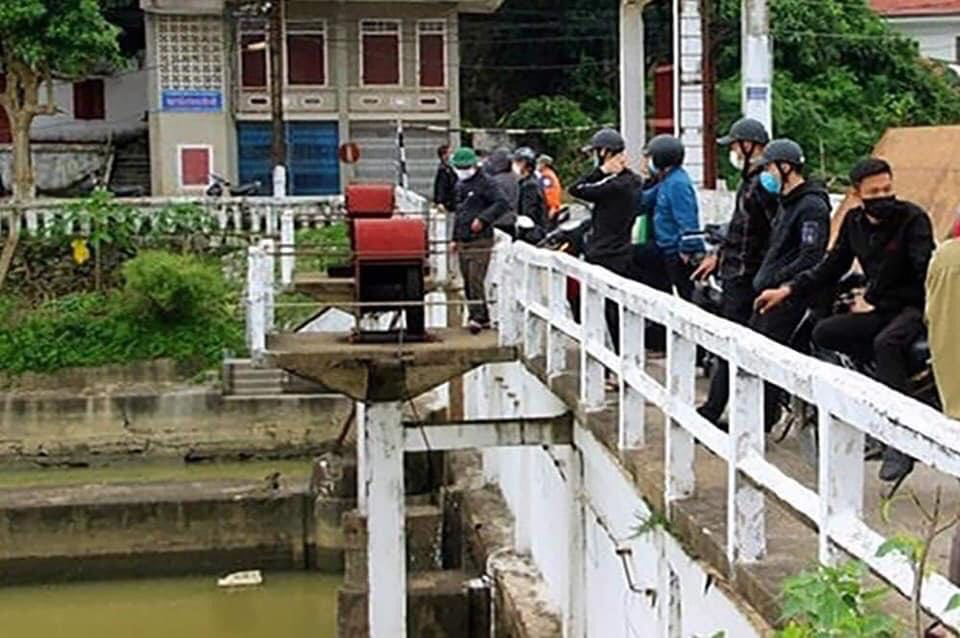 Hiện trường tìm thấy thi thể bé trai 8 tuổi dưới sông sau 2 ngày mất tích khi chơi bóng cùng bạn ở Nghệ An-3