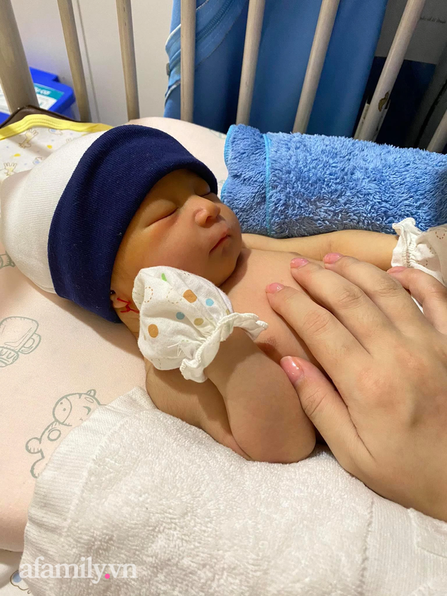 Bé gái mới sinh ai cũng khen mũi cao, vài tháng sau mũi tự nhiên tẹt khiến bố mẹ ngỡ ngàng, ngơ ngác-1