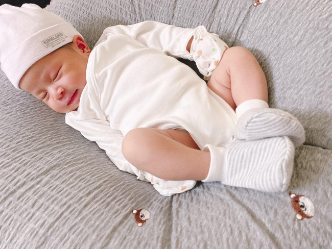 Bé gái mới sinh ai cũng khen mũi cao, vài tháng sau mũi tự nhiên tẹt khiến bố mẹ ngỡ ngàng, ngơ ngác-2