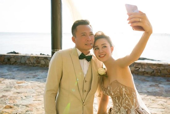 Đúng như đã hẹn, Vy Oanh lên tiếng đáp trả bà Phương Hằng, lần đầu hé lộ profile khủng của ông xã, hoá ra là 