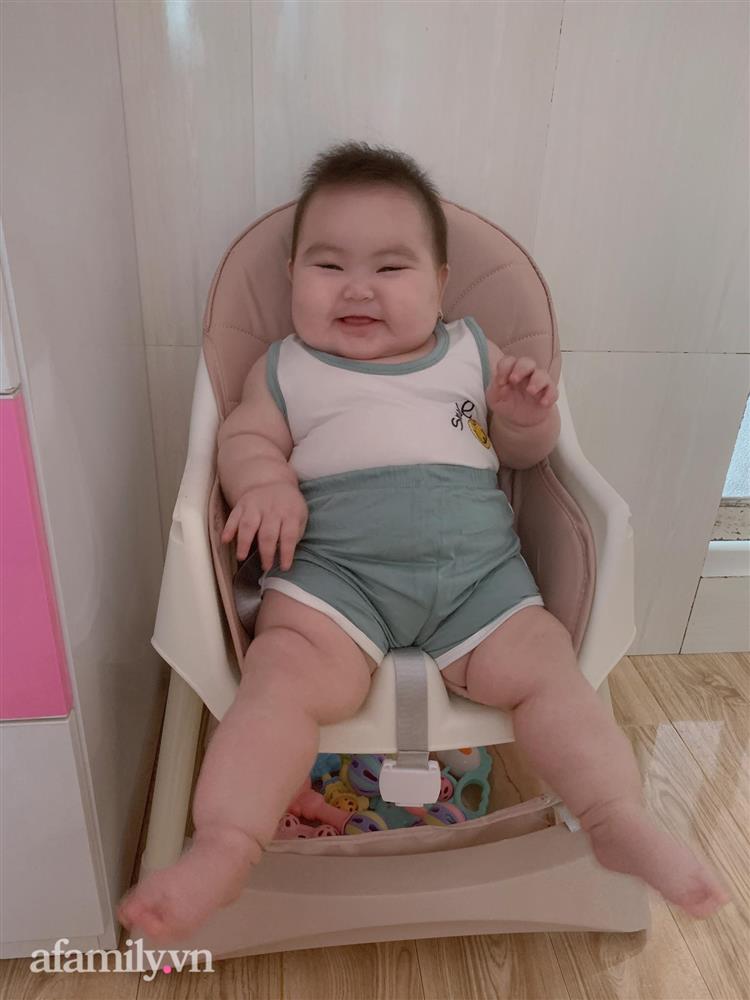 Bé gái 6 tháng tuổi đã nặng tới 13kg, các mẹ thi nhau xin vía cân nặng nhưng mẹ bé lại quyết định cắt cữ sữa của con-5