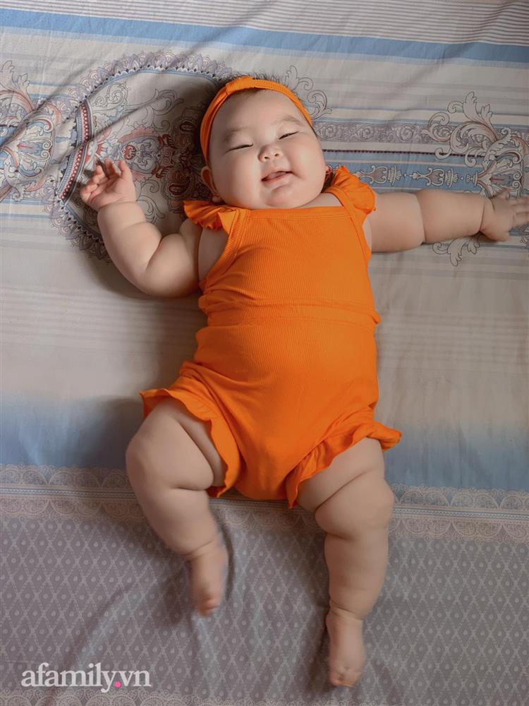 Bé gái 6 tháng tuổi đã nặng tới 13kg, các mẹ thi nhau xin vía cân nặng nhưng mẹ bé lại quyết định cắt cữ sữa của con-9