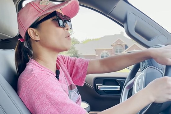 Hồng Ngọc an nhàn tại Mỹ: Phải lái xe trong vườn rộng cả ngàn m2, chỉ đi hát cuối tuần