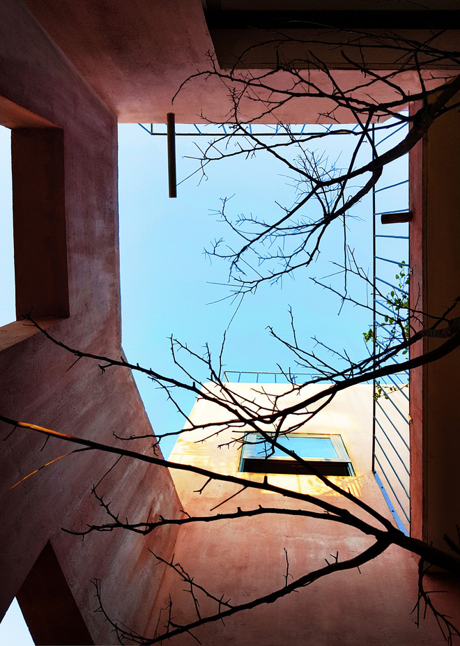 Nhà Mái Đỏ ở Quảng Ngãi thắng giải do tạp chí Quốc tế bình chọn: Nếp sống làng quê tái hiện bằng vườn trên mái, bếp củi và khu nuôi gà giữa căn nhà đầy chất nghệ-10