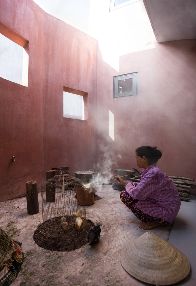 Nhà Mái Đỏ ở Quảng Ngãi thắng giải do tạp chí Quốc tế bình chọn: Nếp sống làng quê tái hiện bằng vườn trên mái, bếp củi và khu nuôi gà giữa căn nhà đầy chất nghệ-14