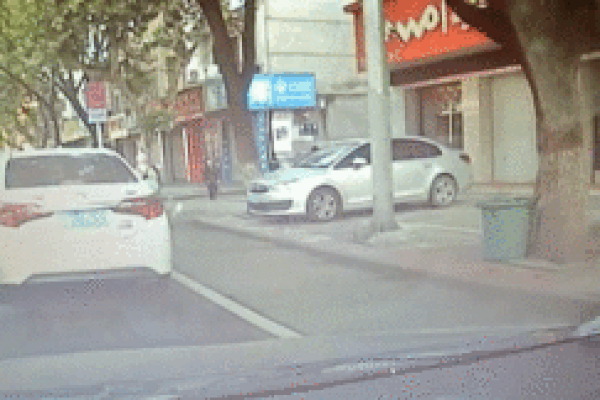 Nam thanh niên đi xe máy ném rác ‘trả lại’ tài xế ô tô