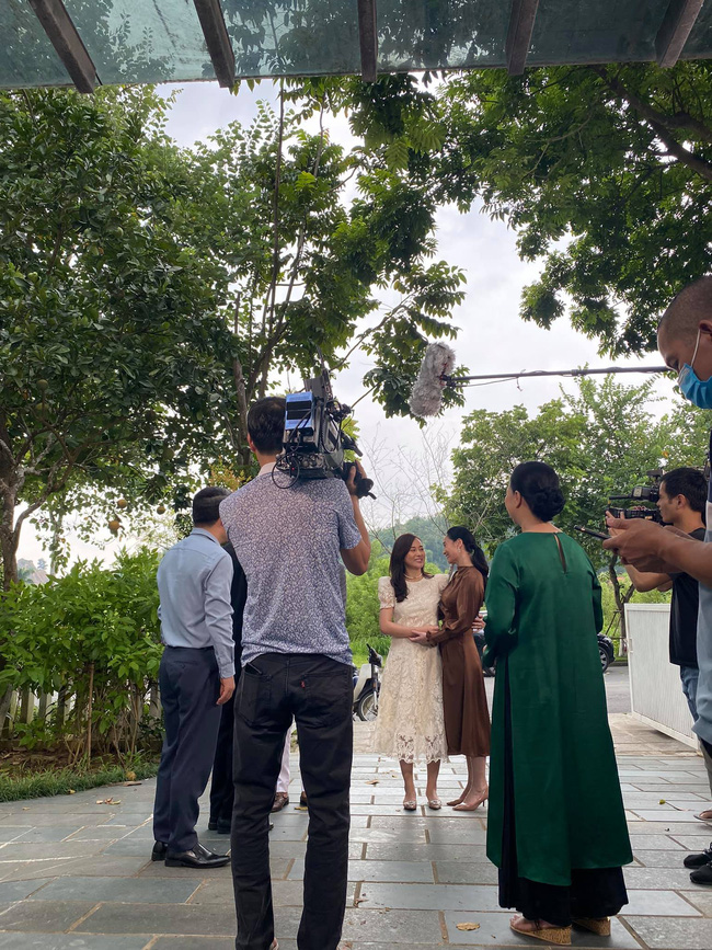 Hương vị tình thân tập cuối: Vợ chồng Thy - Huy tặng hoa chào đón Nam trở về nhà họ Hoàng-4