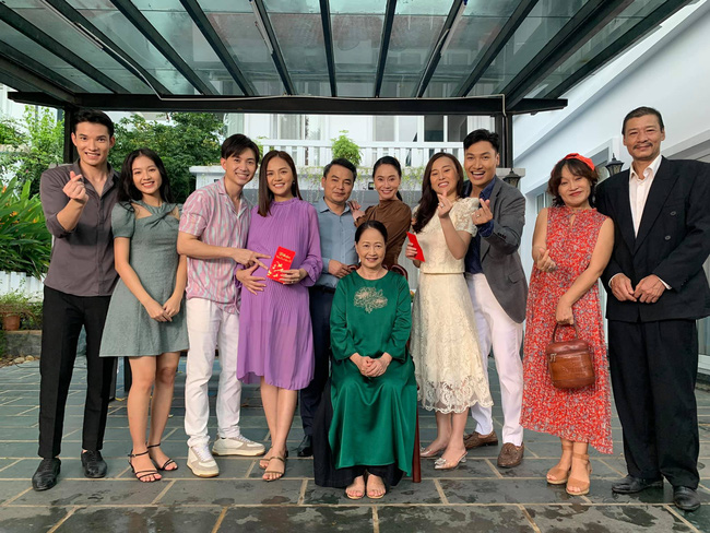 Hương vị tình thân tập cuối: Vợ chồng Thy - Huy tặng hoa chào đón Nam trở về nhà họ Hoàng-5