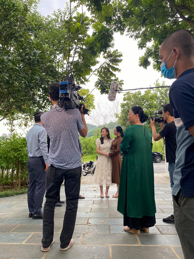 Hương vị tình thân tập cuối: Vợ chồng Thy - Huy tặng hoa chào đón Nam trở về nhà họ Hoàng-3