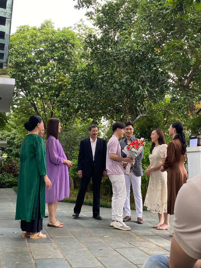 Hương vị tình thân tập cuối: Vợ chồng Thy - Huy tặng hoa chào đón Nam trở về nhà họ Hoàng-1