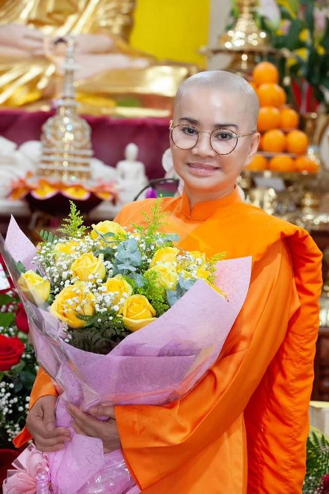 Hoa hậu Vbiz từng là tay chơi đồ hiệu và sống chanh sả bất ngờ xuất gia, cuộc sống 6 năm qua thay đổi ra sao?-13