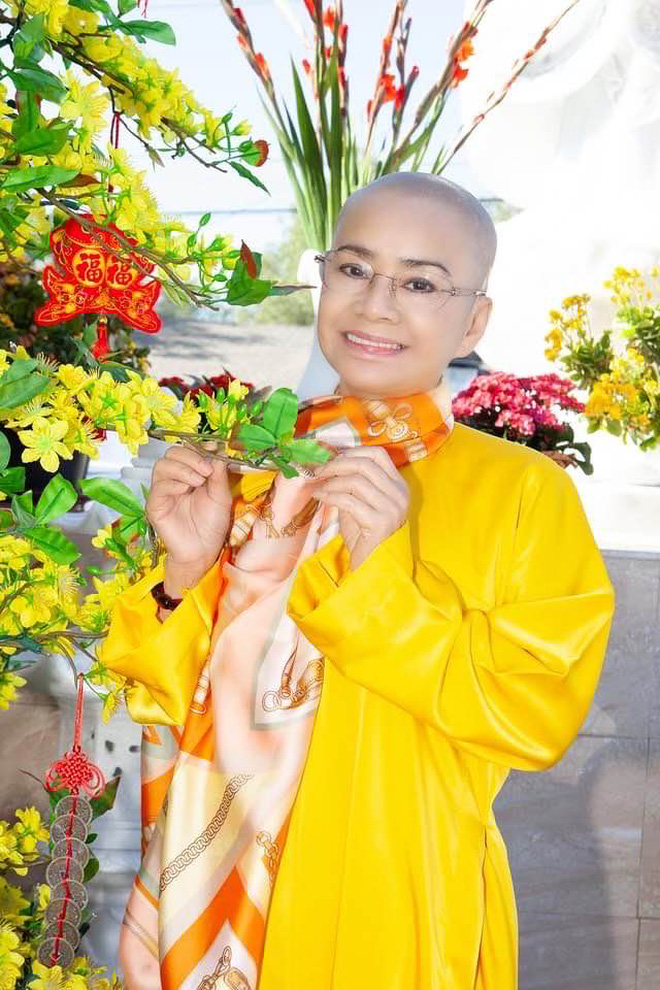 Hoa hậu Vbiz từng là tay chơi đồ hiệu và sống chanh sả bất ngờ xuất gia, cuộc sống 6 năm qua thay đổi ra sao?-16