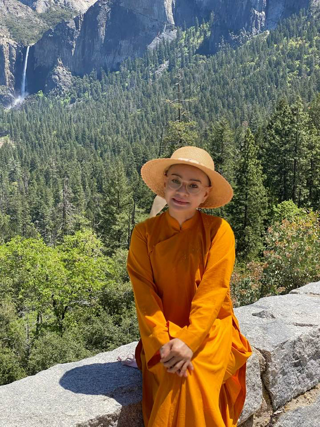 Hoa hậu Vbiz từng là tay chơi đồ hiệu và sống chanh sả bất ngờ xuất gia, cuộc sống 6 năm qua thay đổi ra sao?-14