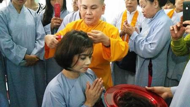 Hoa hậu Vbiz từng là tay chơi đồ hiệu và sống chanh sả bất ngờ xuất gia, cuộc sống 6 năm qua thay đổi ra sao?-9