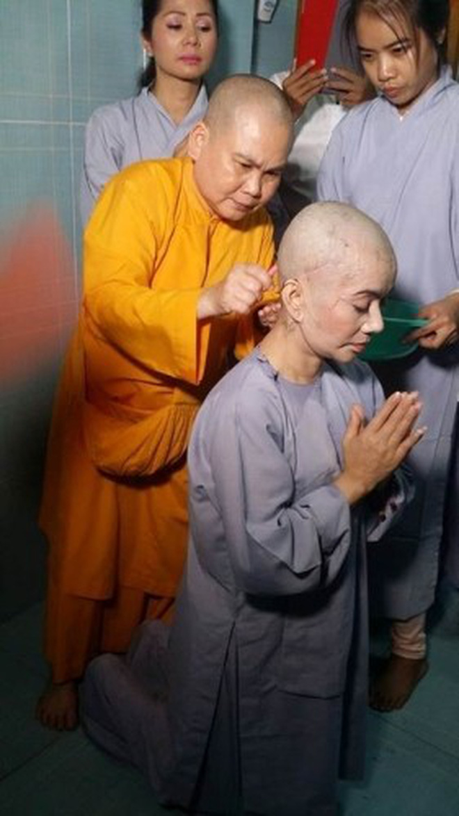 Hoa hậu Vbiz từng là tay chơi đồ hiệu và sống chanh sả bất ngờ xuất gia, cuộc sống 6 năm qua thay đổi ra sao?-7