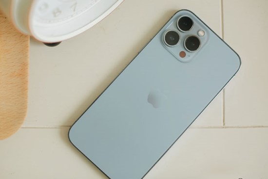 iPhone 13 xách tay giảm giá không phanh sau khi hàng chính hãng lên kệ