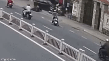 Ô tô điên mất lái lùa hàng loạt phương tiện, nhiều người đi xe máy bị thương-1