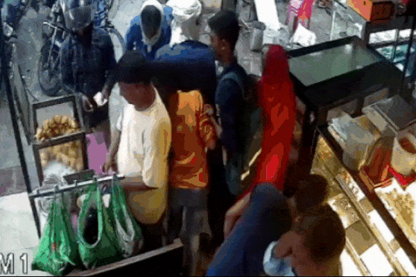 Clip: Đang đứng mua bánh, 10 người dân bị hố tử thần