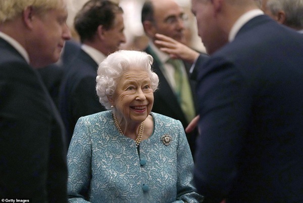 Nữ hoàng Anh tái xuất sau khi nhập viện, đưa ra thông báo quan trọng, tạo áp lực lên nhà Công nương Kate-1