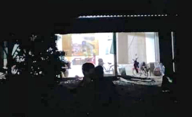 Vụ học sinh lớp 3 bị chém tử vong: Cột nhà có vết chém vỡ gạch-2