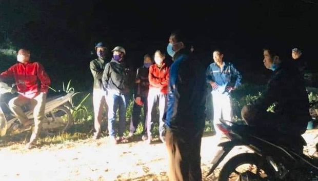 Vụ học sinh lớp 3 bị chém tử vong: Cột nhà có vết chém vỡ gạch-3