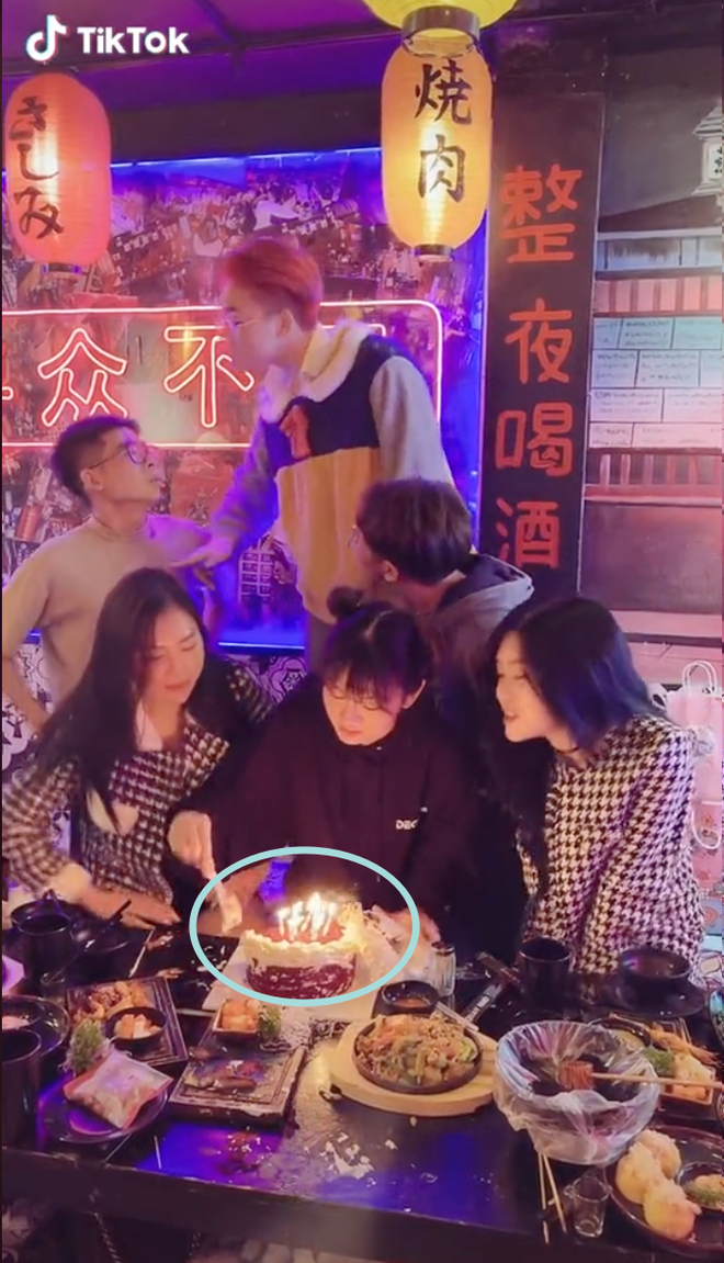 Thốt ra đúng 1 câu lạnh như tiền, người lạ mặt đã cứu Lê Bống khỏi vụ bị chỉ trích ăn uống vô duyên, như chết đói-4