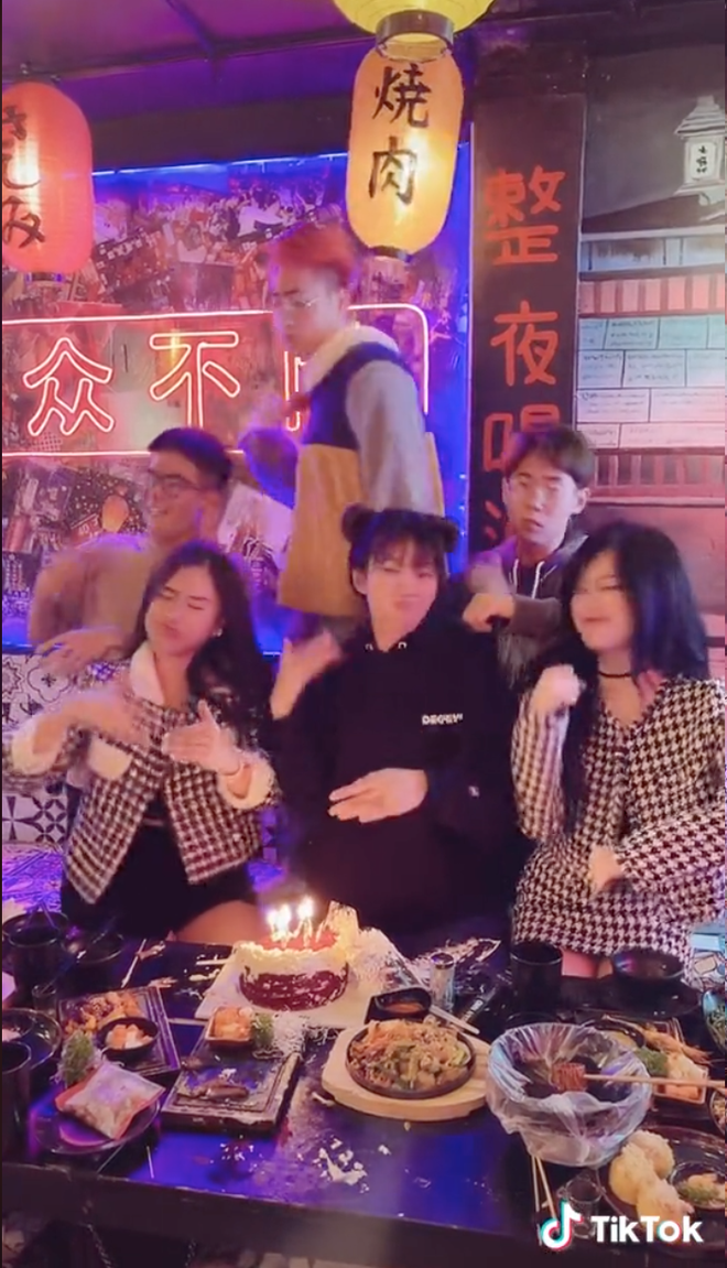 Thốt ra đúng 1 câu lạnh như tiền, người lạ mặt đã cứu Lê Bống khỏi vụ bị chỉ trích ăn uống vô duyên, như chết đói-5