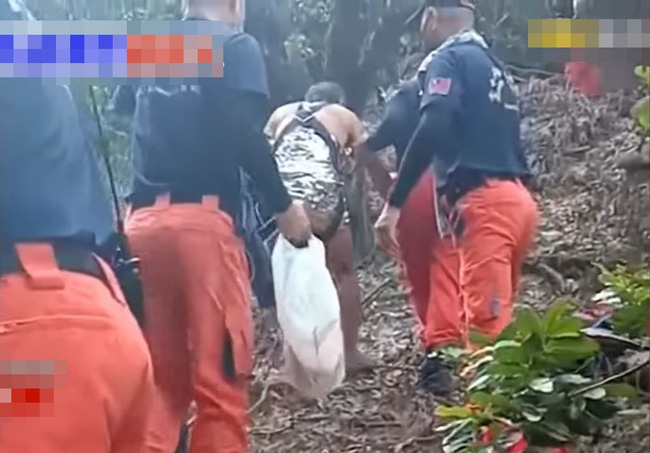 Cãi nhau với bạn gái, người đàn ông 50 tuổi vào rừng làm chuyện điên rồ: Sốc với hình ảnh khỏa thân khi cảnh sát tìm thấy-2