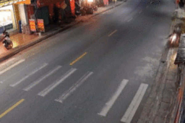 Khoảnh khắc 3 nữ sinh chạy xe máy ôm cua tốc độ cao lao lên vỉa hè