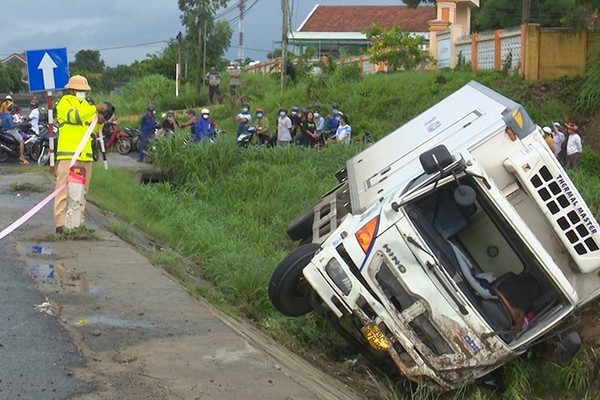 Người đàn ông tử vong khi dắt xe máy trên cao tốc, nguyên nhân từ pha đánh lái của ô tô-1