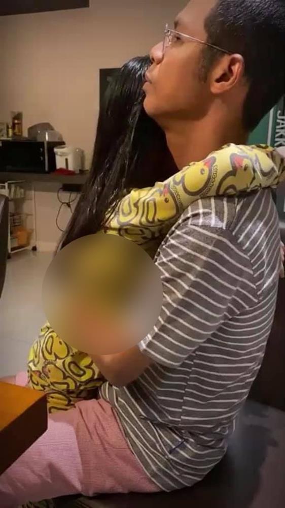 Một nam nghệ sĩ khiến công chúng phẫn nộ khi có hành động nhạy cảm với con gái-3