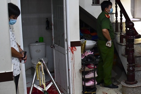 Gia chủ nói với tên cướp: Nhà có tài sản gì, chú cứ lấy đi-2