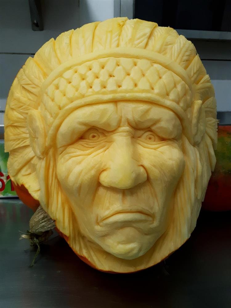 Gọt cái đầu lâu đáng sợ, anh thanh niên kiếm tiền triệu mỗi ngày-4