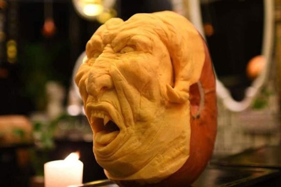 Gọt cái đầu lâu đáng sợ, anh thanh niên kiếm tiền triệu mỗi ngày